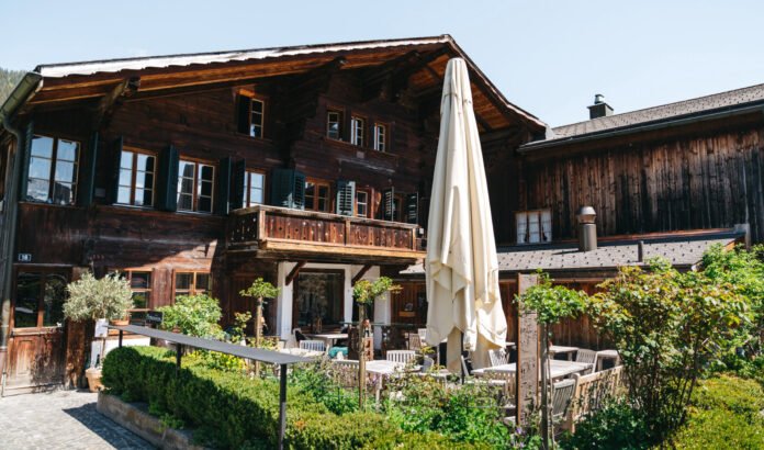 Fachada de hotel em Gramado com imagem simbólica de justiça representando ressarcimento ao INSS