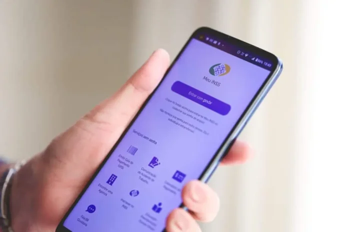 Segurado do INSS acessando o Meu INSS no computador para usar a nova procuração eletrônica