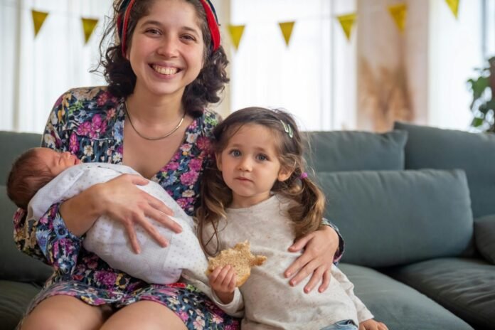 Benefício de salário-maternidade explicado com informações sobre direitos e funcionamento no INSS